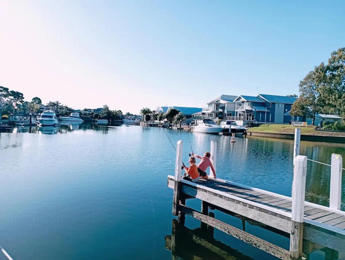 Captains Cove Resort - Waterfront Apartments Paynesville Exterior photo