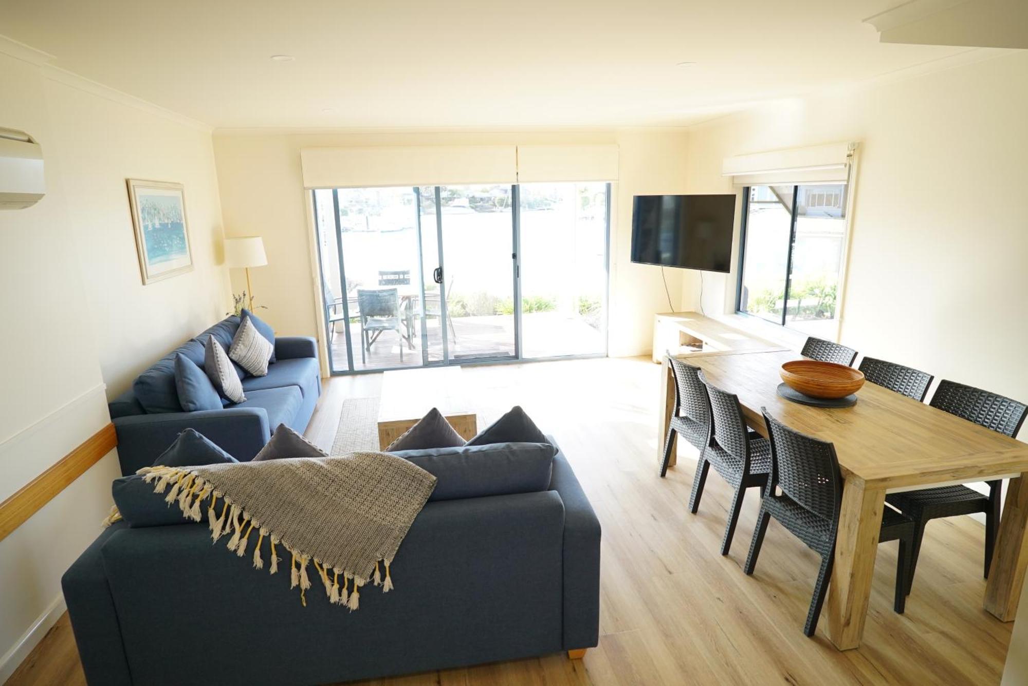 Captains Cove Resort - Waterfront Apartments Paynesville Exterior photo