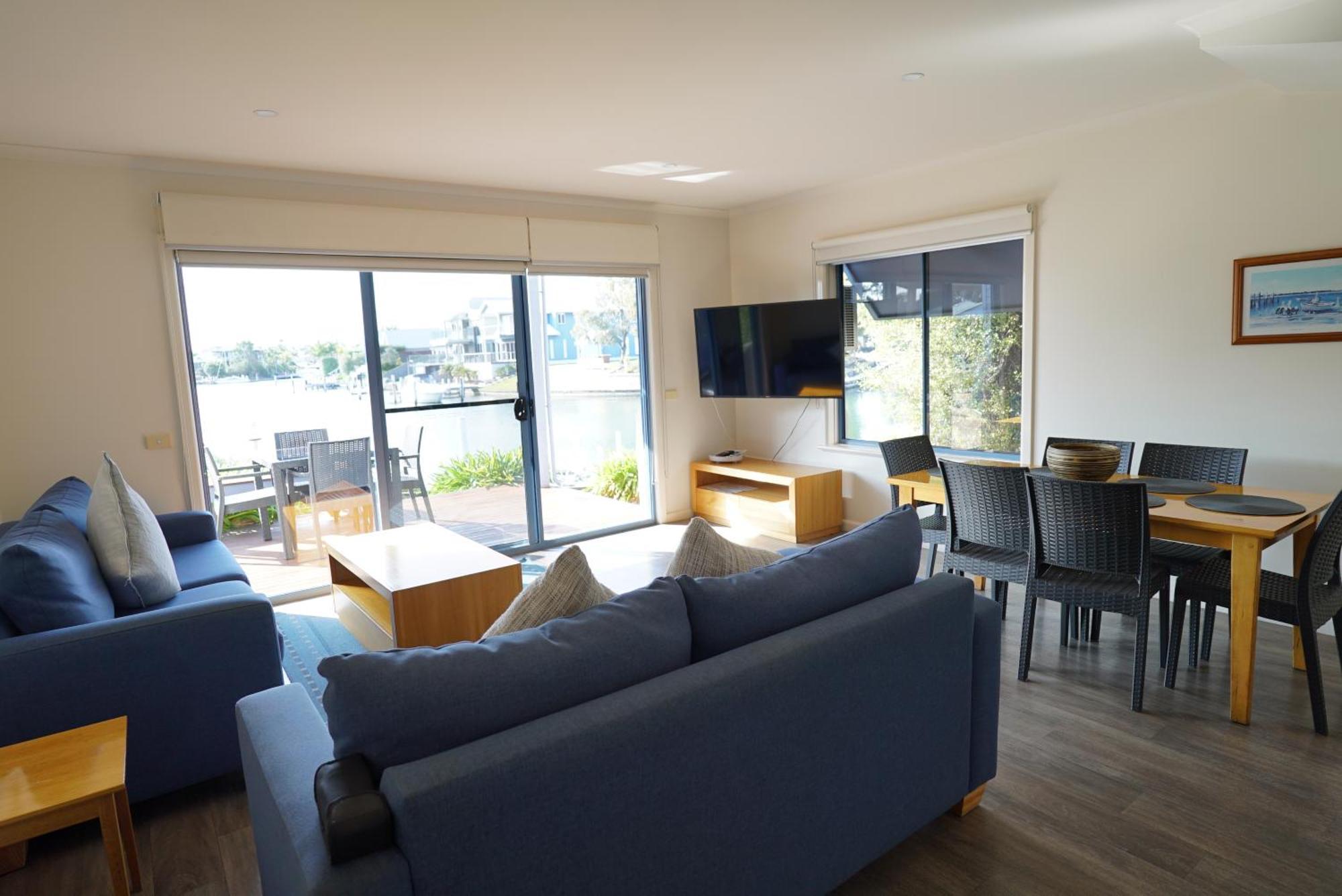 Captains Cove Resort - Waterfront Apartments Paynesville Exterior photo