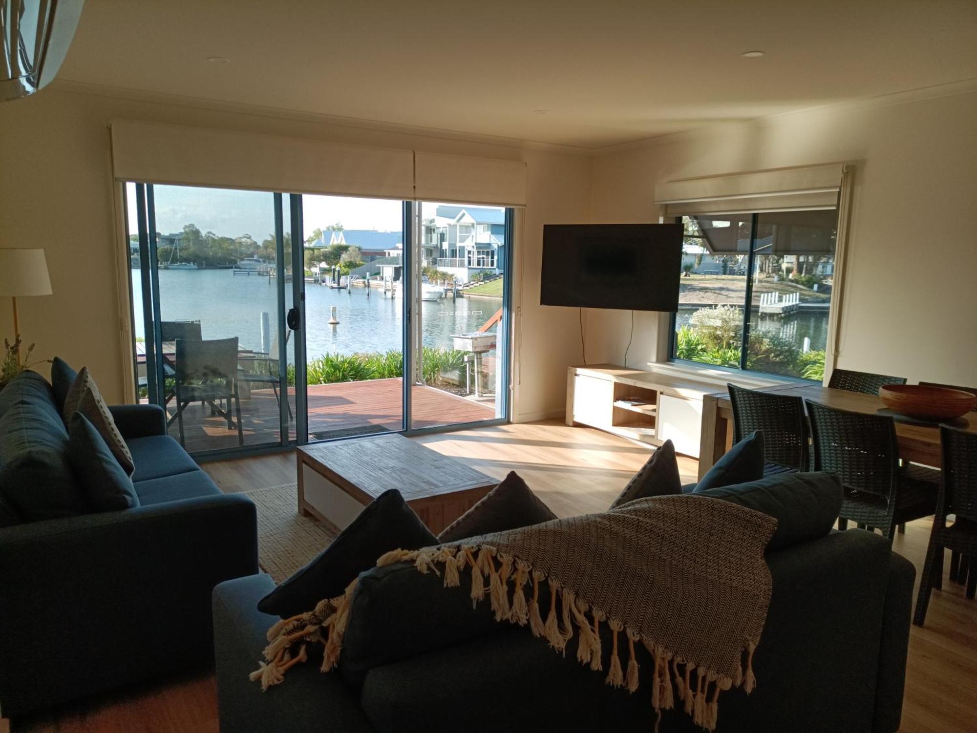 Captains Cove Resort - Waterfront Apartments Paynesville Exterior photo