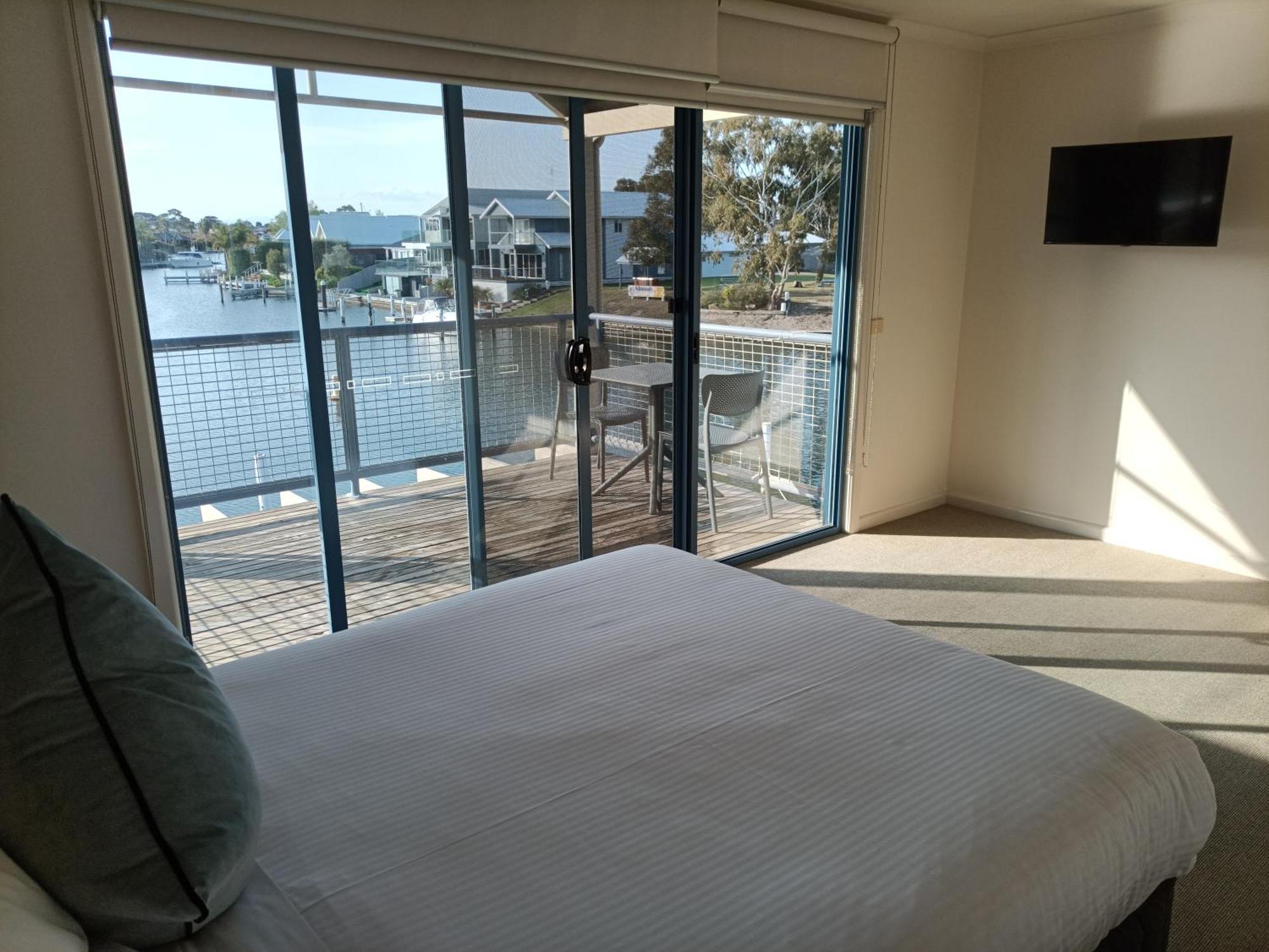 Captains Cove Resort - Waterfront Apartments Paynesville Exterior photo
