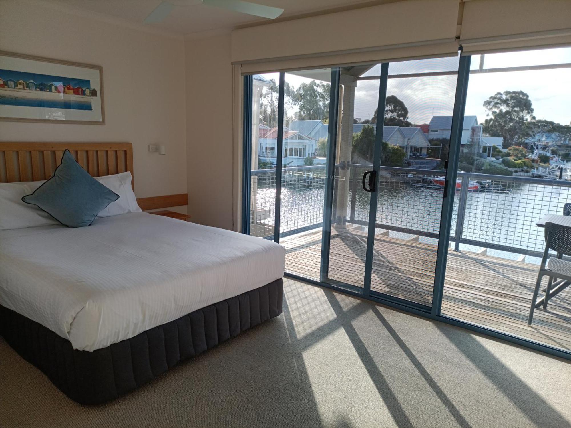 Captains Cove Resort - Waterfront Apartments Paynesville Exterior photo
