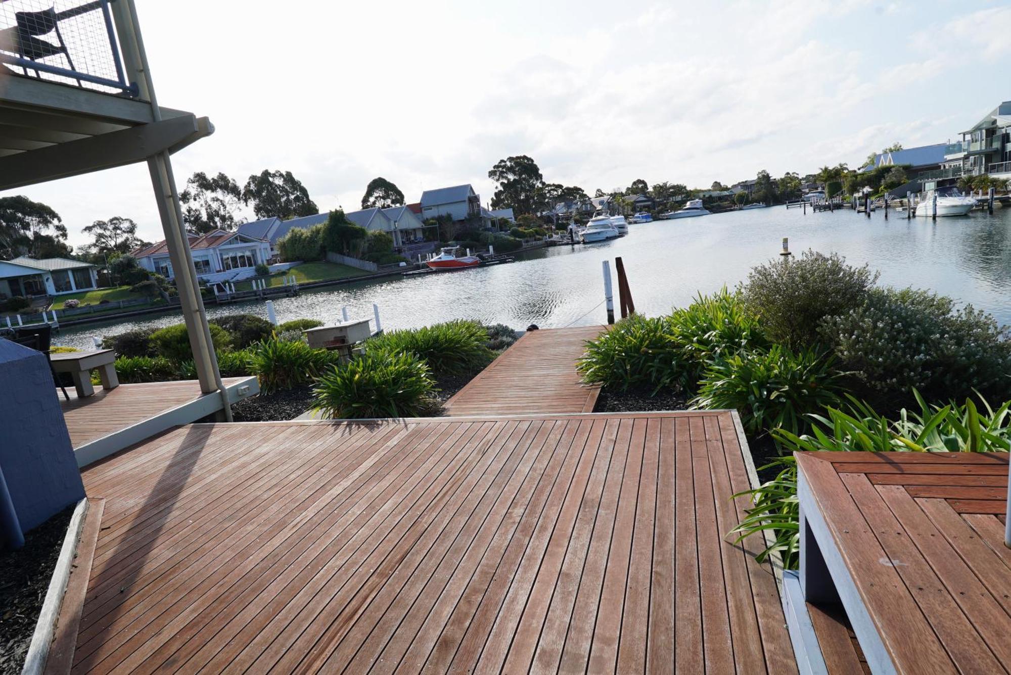 Captains Cove Resort - Waterfront Apartments Paynesville Exterior photo
