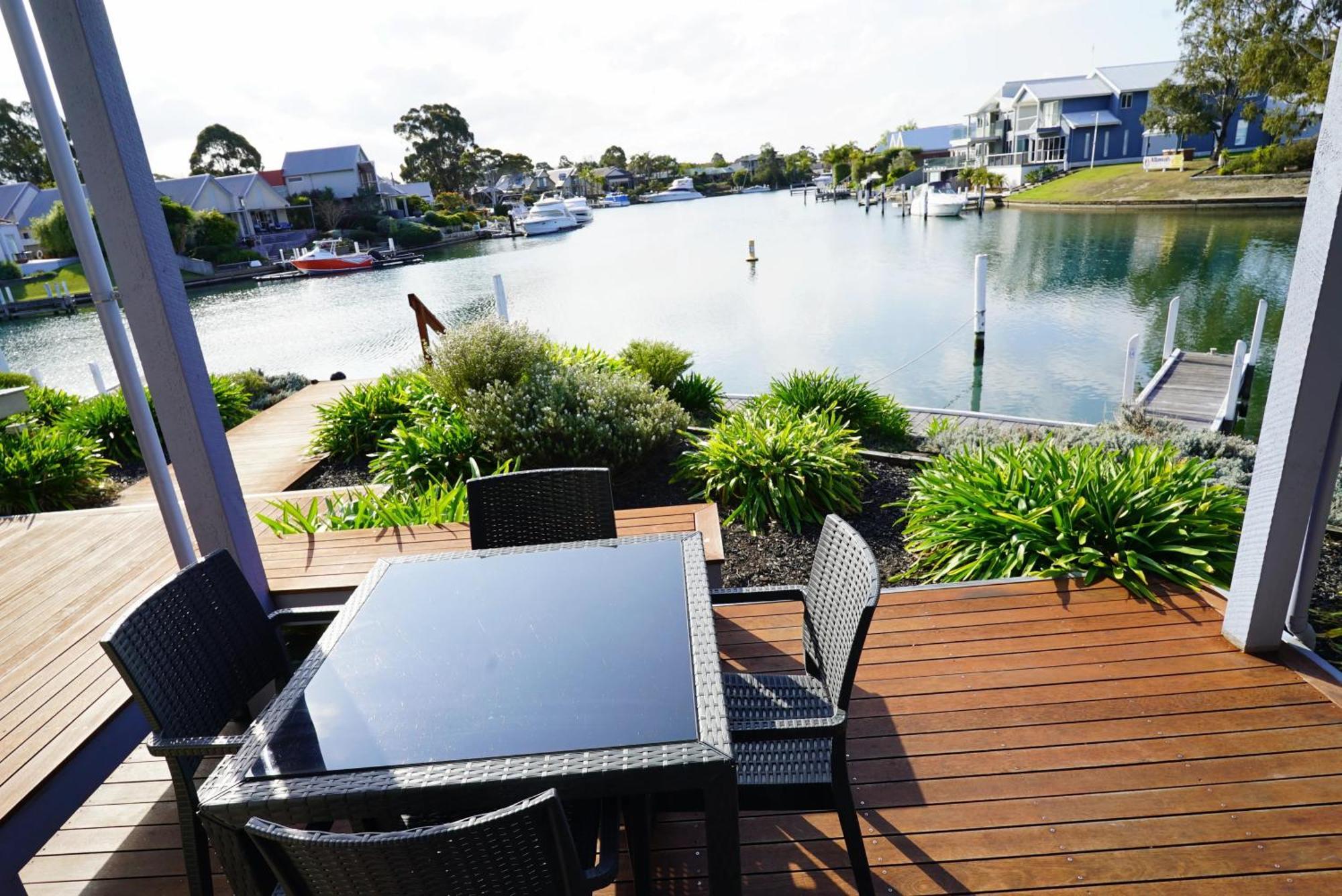 Captains Cove Resort - Waterfront Apartments Paynesville Exterior photo