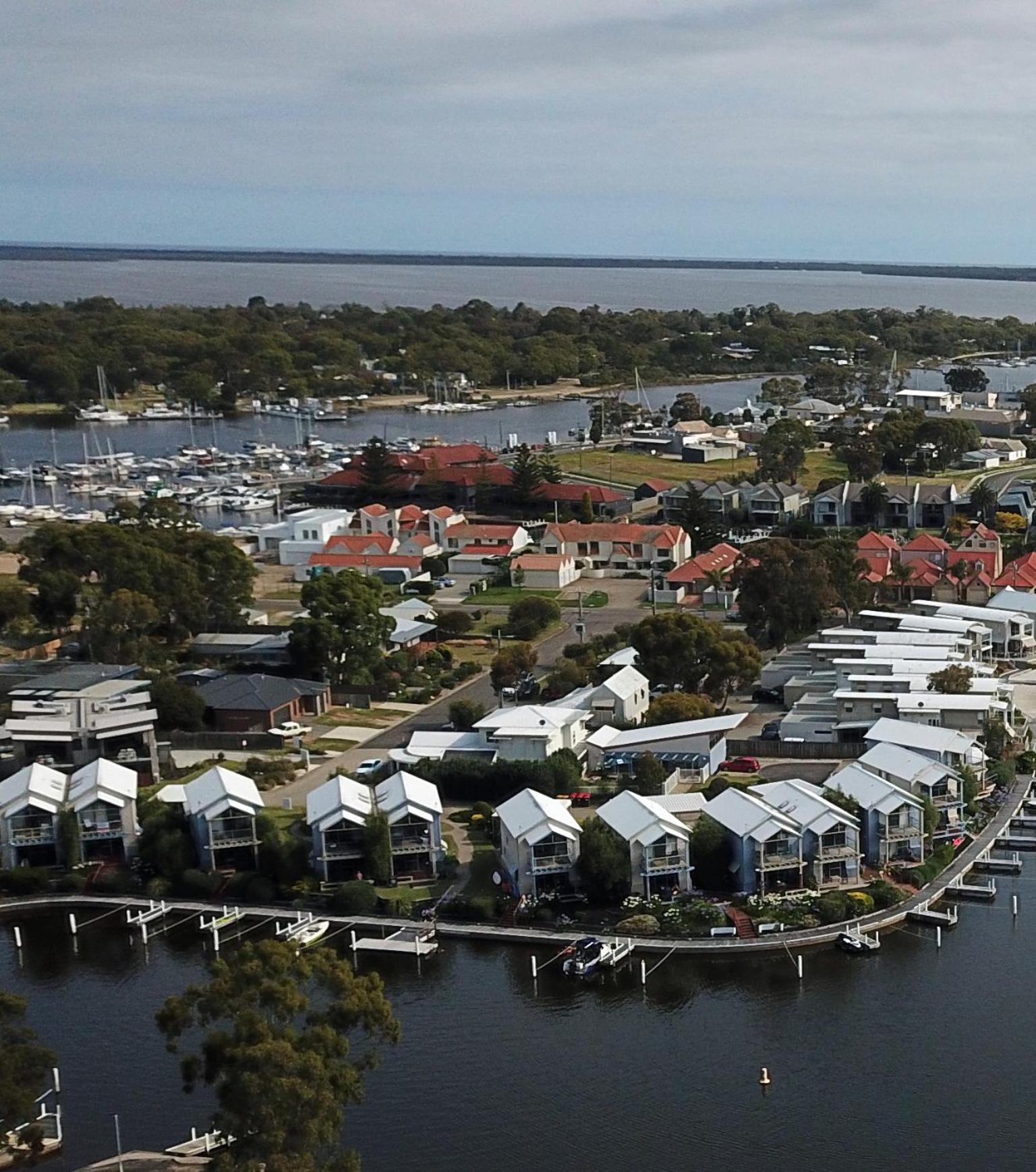 Captains Cove Resort - Waterfront Apartments Paynesville Exterior photo