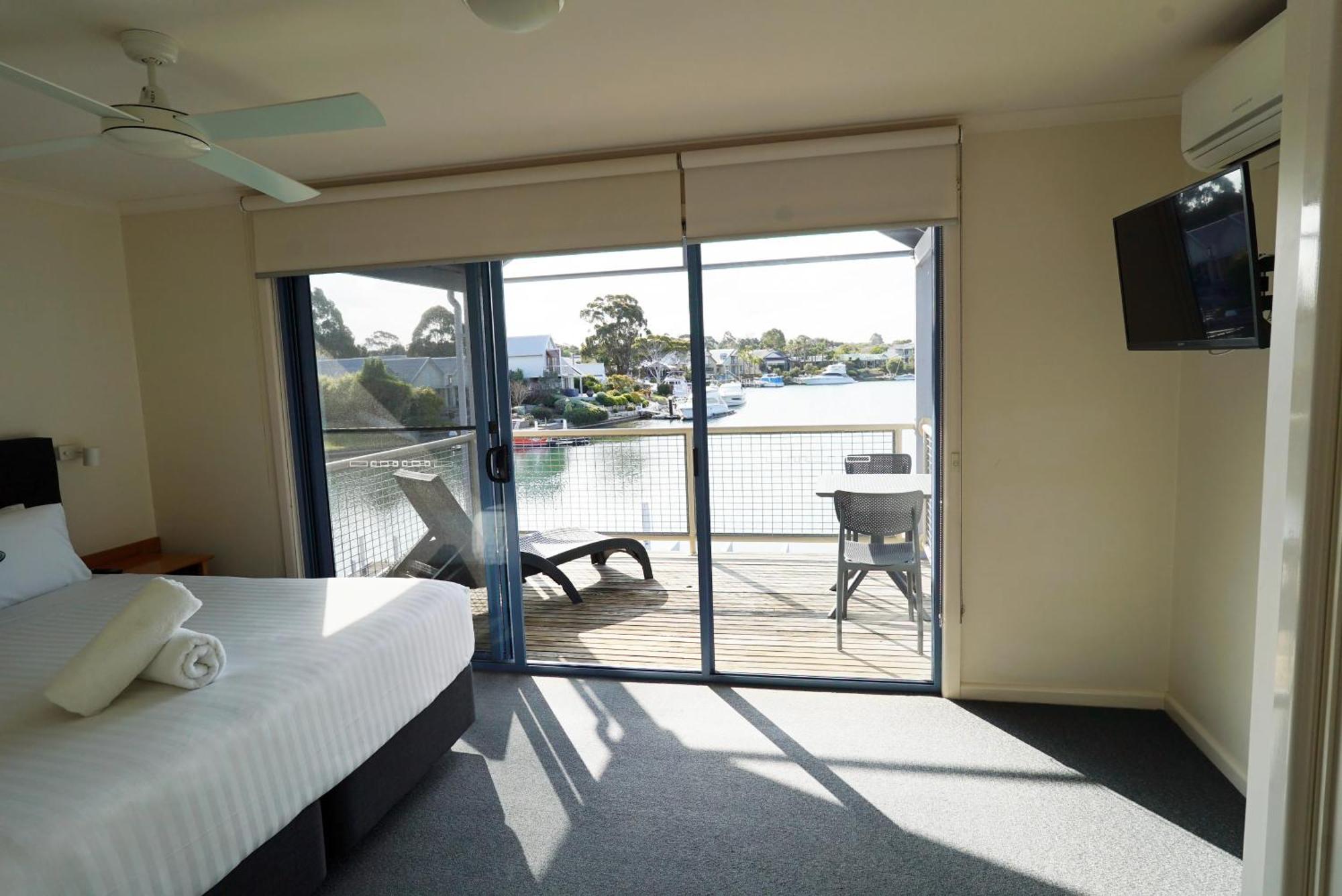 Captains Cove Resort - Waterfront Apartments Paynesville Exterior photo