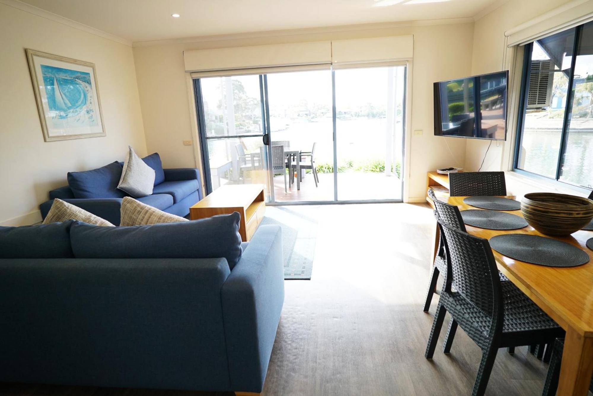 Captains Cove Resort - Waterfront Apartments Paynesville Exterior photo